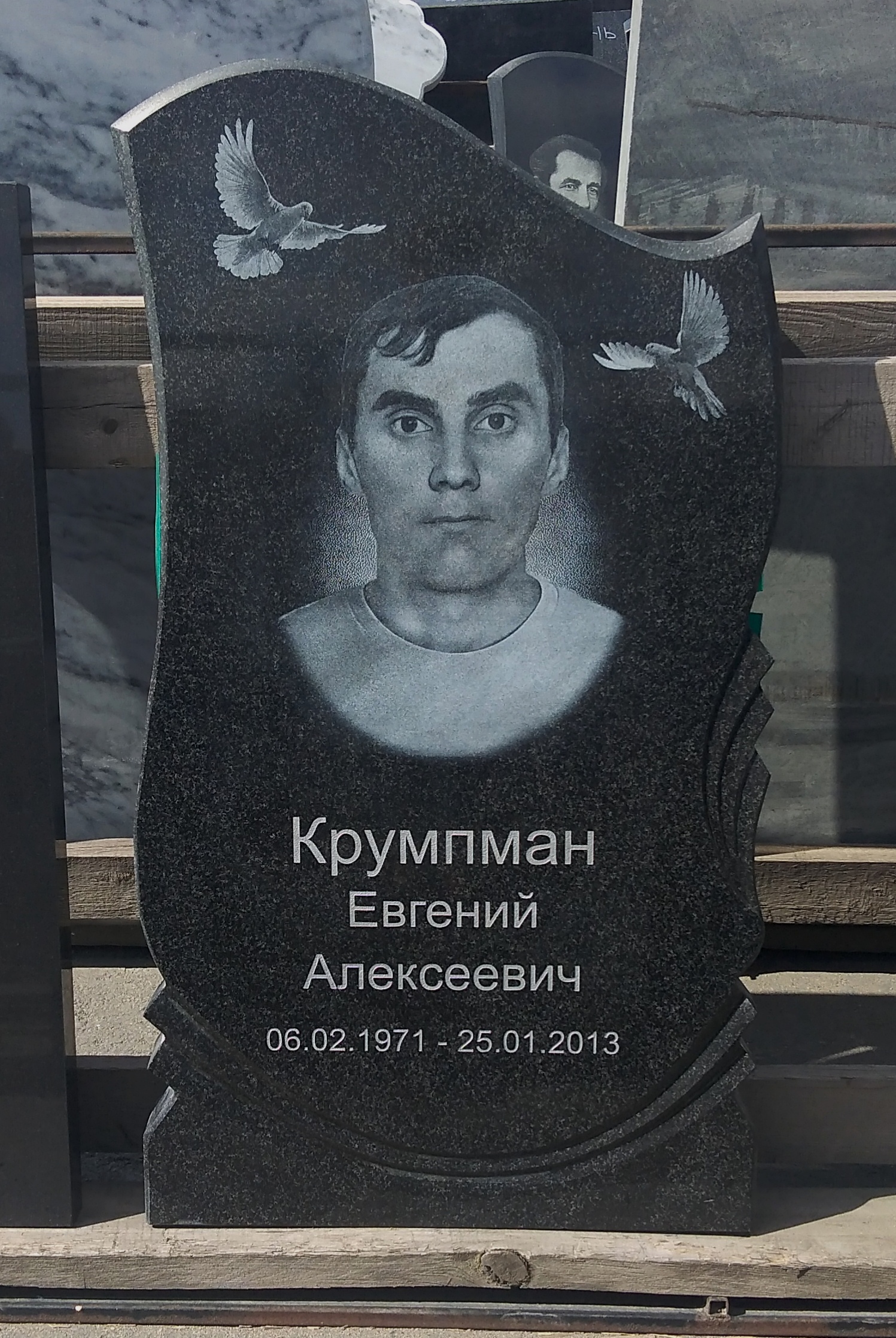 Памятник №004 из карельского гранита — фото 4